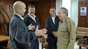 كاسترو مستقبلا الكوبيين الثلاثة الذين افرج عنهم من الولايات المتحدة،