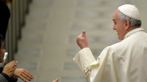 البابا فرنسيس يحيي المشاركين في قداس يقيمه لموظفي الفاتيكان