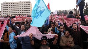 مئات من مشجعي الفيصلي يتظاهرون أمام مجلس النواب