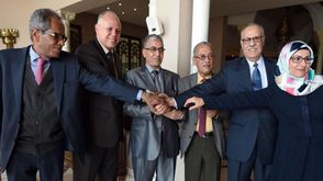 أعضاء من مجلس النواب المنحل والمؤتمر الوطني العام بعد التوقيع على الاتفاق المبدئي (الفرنسية) ليبيا