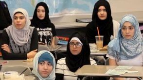 طالبات أمريكيات يرتدين الحجاب تضامنا مع زميلاتهم المسلمات