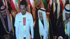 النجم محمد أبو تريكة يصافح أمير قطر ـ تويتر