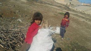 أطفال في الفلوجة يجمعون الحطب والأغصان الجافة للتدفئة والطهي لغياب الوقود تحت الحصار العراق - عربي21