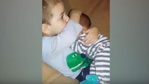 طفل أمريكي يحتضن شقيقه.. يوتيوب