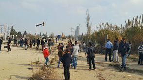 خروج مدنيين من حي الوعر حمص بموجب اتفاق بين الثوار والنظام - سوريا - عربي21 (2)