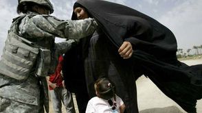 عراقية تتعرض لتفتيش الجيش الأمريكي ـ أ ف ب