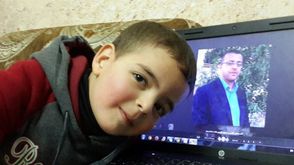 الطفل إسلام القيق - ابن المعتقل الفلسطيني لدى إسرائيل محمد القيق - عربي21