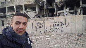 شادي حلوة - سيلفي مع شعارات الثوار - حلب سوريا