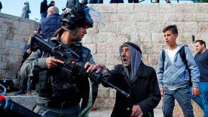 قوات الاحتلا الإسرائيلي أثناء تفريق المتظاهرين على قرار ترامب في القدس - أ ف ب