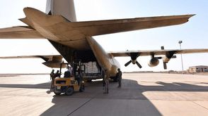 طائرة مساعدات سعودية في مطار الغيظة محافظة المهرة شرقي اليمن واس