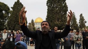 مصلون فلسطينيون يؤدون صلاة الجمعة في القدس 22/ 12/ 2017 - أ ف ب