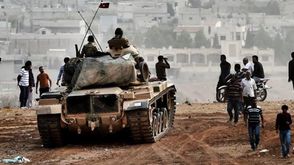 بدأت تركيا في نشر قوات على طول حدودها مع سوريا - جيتي