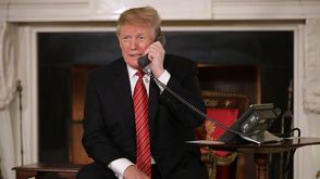 ترامب يتصل يهاتف مكالمة هاتفية البيت الأبيض - جيتي