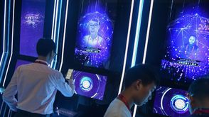 مسح وجوه مشاركين عبر تقنية التعرف إلى الوجوه عند مدخل معرض للذكاء الاصطناعي في مدينة شنغهاي الصينية 
