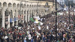 متظاهرون جزائريون يشاركون في مظاهرة مناهضة للحكومة في الجزائر - جيتي