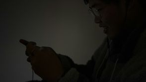 الحبيب الافتراضي شو جوانسون يتحادث هاتفيا مع "صديقته" في بكين في 12 تشرين الثاني/نوفمبر 2019