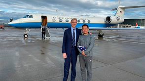 تسليم الطالب الأمريكي شيوي وانغ إلى الممثل الخاص للولايات المتحدة براين هوك - الخارجية الأمريمية