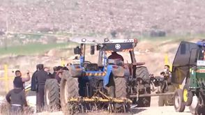 المزارعون أثناء الانتظار لدخول أرضهم- تلفزيون فلسطين