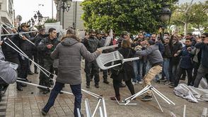 قمع مواطنون ضد الانقلاب تونس - الأناضول