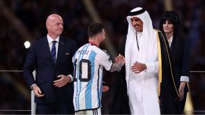 أمير قطر مع ميسي في تتويج الفائز بالمونديال- جيتي