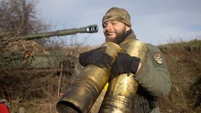 جندي أوكراني يحمل قذائف مدفعية على جبهة القتال- حساب وزارة الدفاع الأوكرانية على تويتر