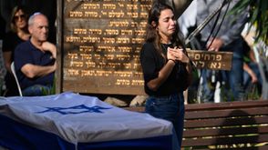 إسرائيلية تبكي خلال جنازة- جيتي