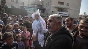 افلسطيني يحمل جثمان حفيده- تويتر