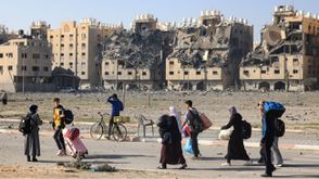 سكان في خانيونس ينزحون عن منازلهم بعد قيام الاحتلال بقصفها- جيتي