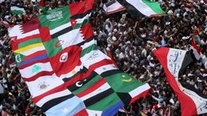 متظاهرون في ميدان التحرير يرفعون أعلام الدول العربية - أ ف ب