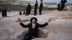 رجال دين يهود ييتظاهرون ضد إزالة القبور القديمة بسبب خطط البناء جنوب القدس (أرشيفية) - أ ف ب