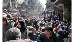تجمع السكان للحصول على مساعدات الأمم المتحدة - مخيم اليرموك - دمشق