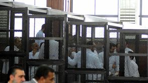 قيادات الاخوان في مصر خلال احدى المحاكمات - قيادات الاخوان خلال جلسة محاكمة - الاناضول  (1)