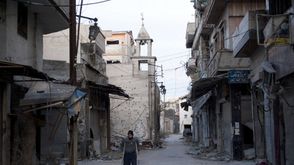يستخدم رجل العكازات في الحي المحاصر في مدينة حمص السورية من قبل القوات الحكومية – أ ف ب