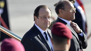 الرئيس الفرنسي ونظيره التونسي يستعرضان حرس الشرف خلال مراسم استقبال رسمية - أ ف ب