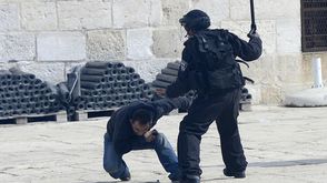 فلسطينيون يواجهون قوات الاحتلال في الأقصى - aa_picture_20140207_1530185_web - Copy