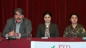 سارة عبد الله ونسرين عبد الله من حزب بي واي دي (PYD) الكردي-أ ف ب