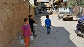 داريا - الغوطة الغربية - سوريا أطفال يحملون الطعام من المطبخ الميداني (علاء عرنوس - خاص عربي21)