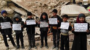 أطفال دوما يقفون على أطلال بيوتهم المهدمة نتيجة البراميل المتفجرة 11-2-2015