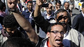متظاهرون بصنعاء رفضاً لإعلان الحوثيين - 05- المئات يتظاهرون بصنعاء رفضاً لإعلان الحوثيين - الاناضول
