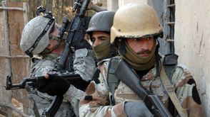 يدرب جنود من مشاة البحرية الأمريكية جنوداً عراقيين بقاعدة الأسد - (موقع الجيش الأمريكي)