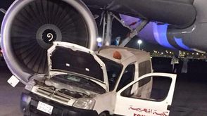 اصطدام طائرة سعودية بسيارة في مطار جدة