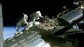 صورة من تلفزيون ناسا بتاريخ 21 شباط/فبراير للرائدين باري ويلمور (يسار) وتيري فيرتس خلال مهمة خارج مح