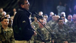 وزير الدفاع الامريكي اشتون كارتر في قاعدة قندهار افغانستان 22/2/2015 ا ف ب