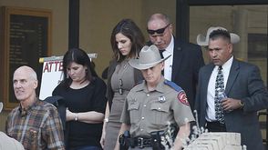 تايا (وسط) ارملة القناص الاميركي كريس كايل تغادر مقر المحكمة في تكساس في 11 شباط/فبراير 2015