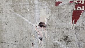 بقايا ملصق للرئيس محمد مرسي في أحد شوارع القاهرة - رويترز