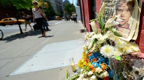 صورة من ارشيف 29 ايار/مايو 2012 لشارع في نيويورك وضعت الى جانبه زهور تكريمية تحت صورة للطفل ايتان با
