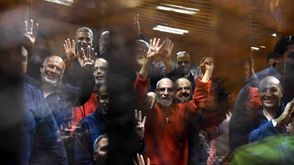 محاكمة أعضاء في جماعة الإخوان في مصر محمد بديع وآخرين