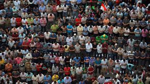 مصريون يؤدون الصلاة في احثفال انتحاب مرسي رئيسا لمصر 2012