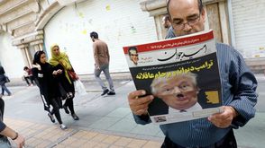 إيراني يطالع صحيفة يومية على صفحتها الرئيسية ترامب - أ ف ب