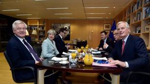 وزير الخارجية البريطاني وتيريزا ماي ورئيس المفوضية الأوروبية - أ ف ب
